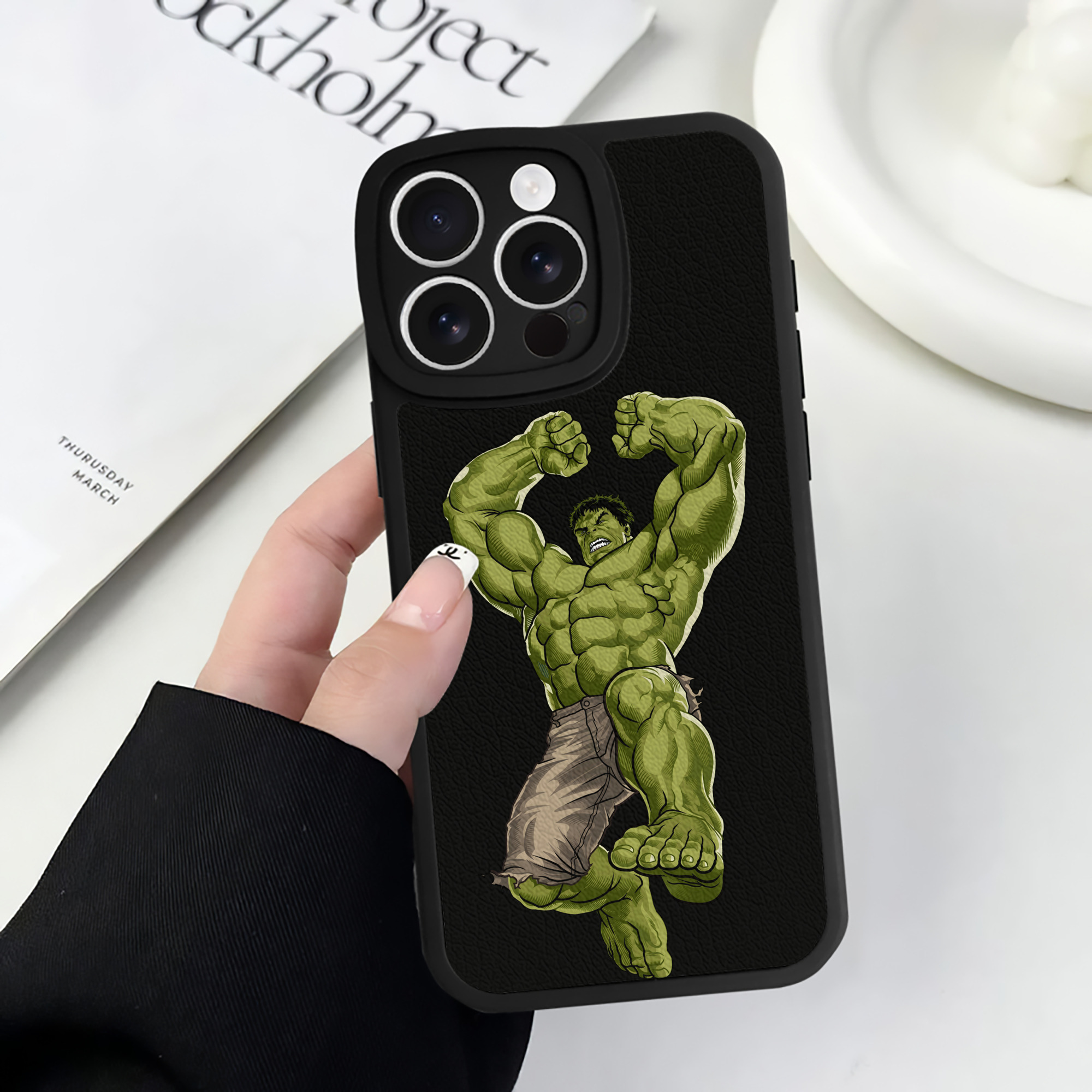（画像用） アベンジャーズ The Avengers 【iPhone 16シリーズ対応】シリコンスマホケース（レザー調） 材質：シリコン